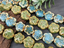 Charger l&#39;image dans la galerie, Avocado Green - Glazed Porcelain Flower Beads - 15mm - 10pcs
