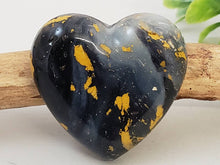 Charger l&#39;image dans la galerie, Gold Flakes - Handcrafted Heart Cabochons
