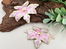 Load image into Gallery viewer, Opaline Muse - Pink Seafoam Enameled Flower Pendant - 40mm - 1pc
