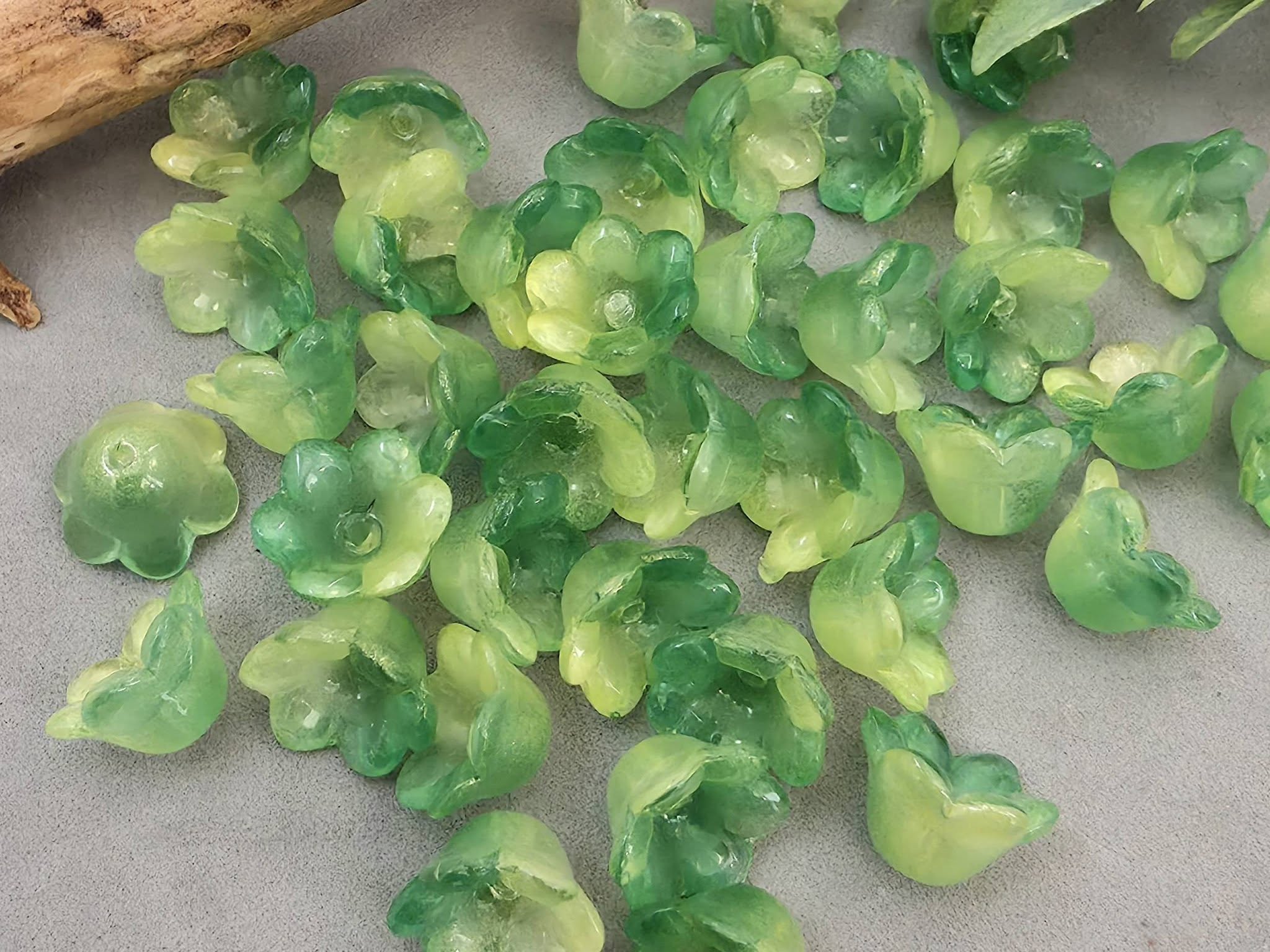 Jelly Jungle - Ombre Glass Bell Flower - 10mm - 20pcs