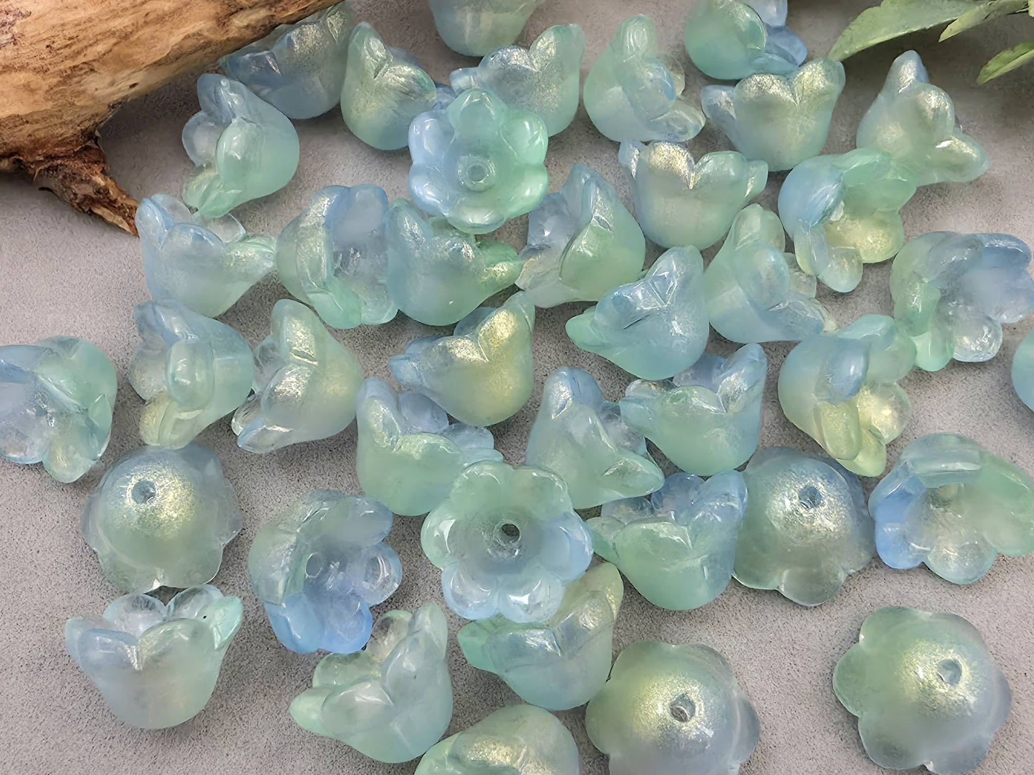 Aqua Pop Gold Wash - Ombre Glass Bell Flower - 10mm - 20pcs
