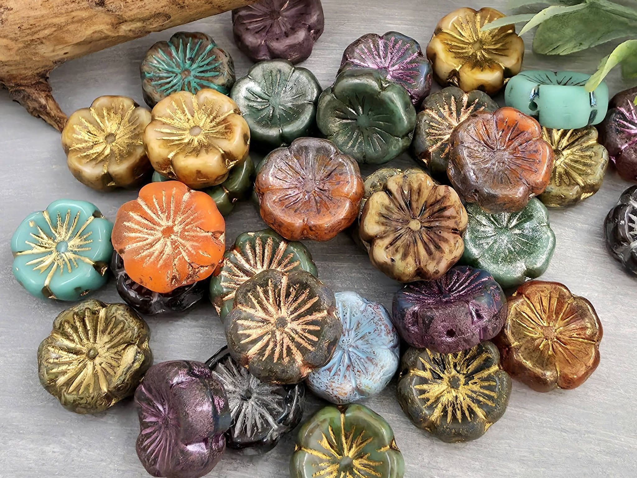 Hibiscus Flower - Czech Bead Mix - 14mm - 6pcs