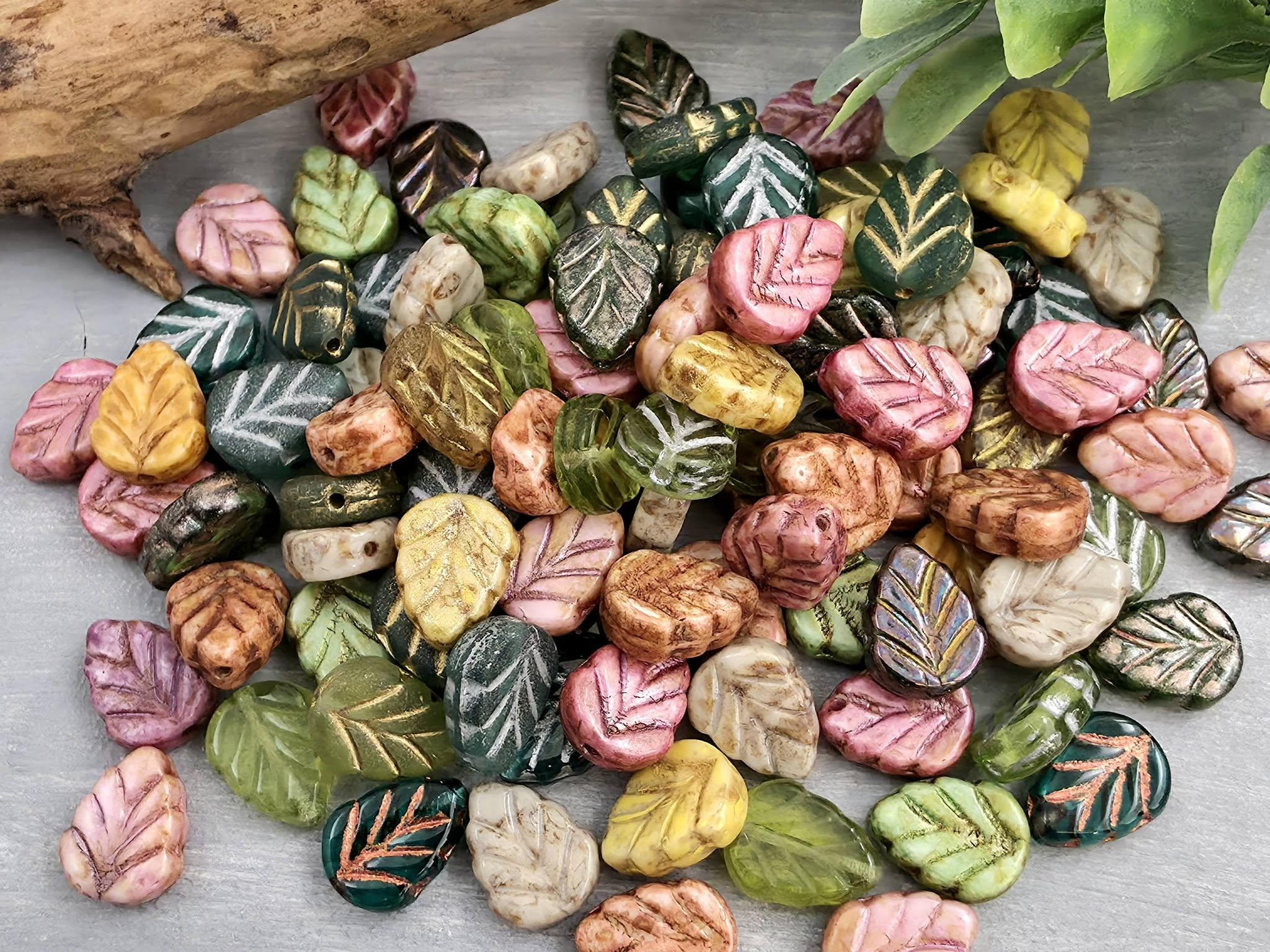 Mint Leaves - Czech Bead Mix - 10mm - 40pcs Image principale du produit