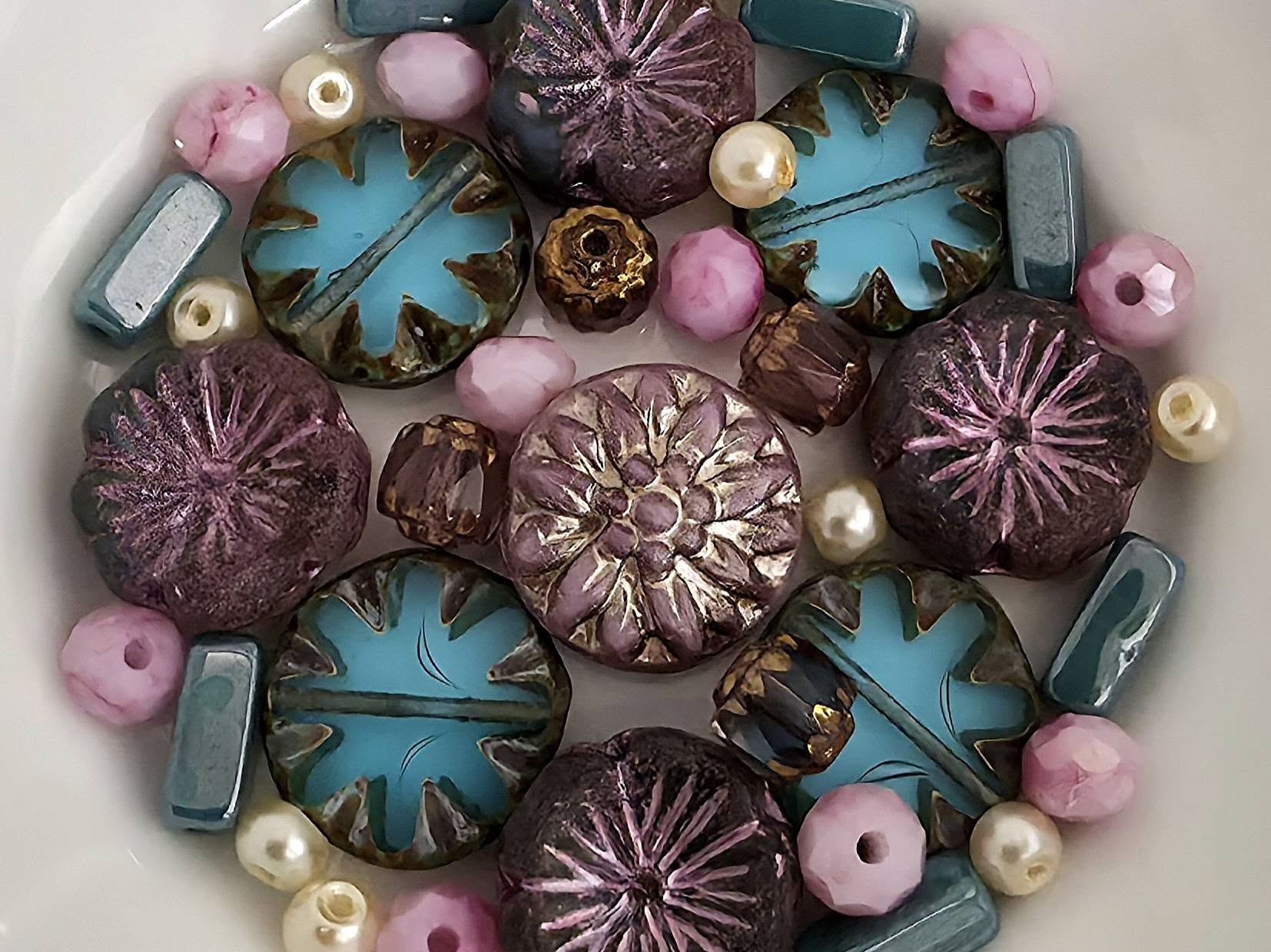 Veloura - Curated Bead Mix - 40pcs